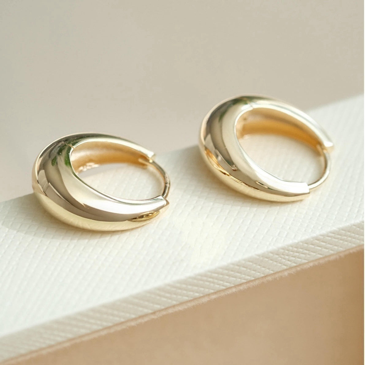 Dome Huggies In Gold