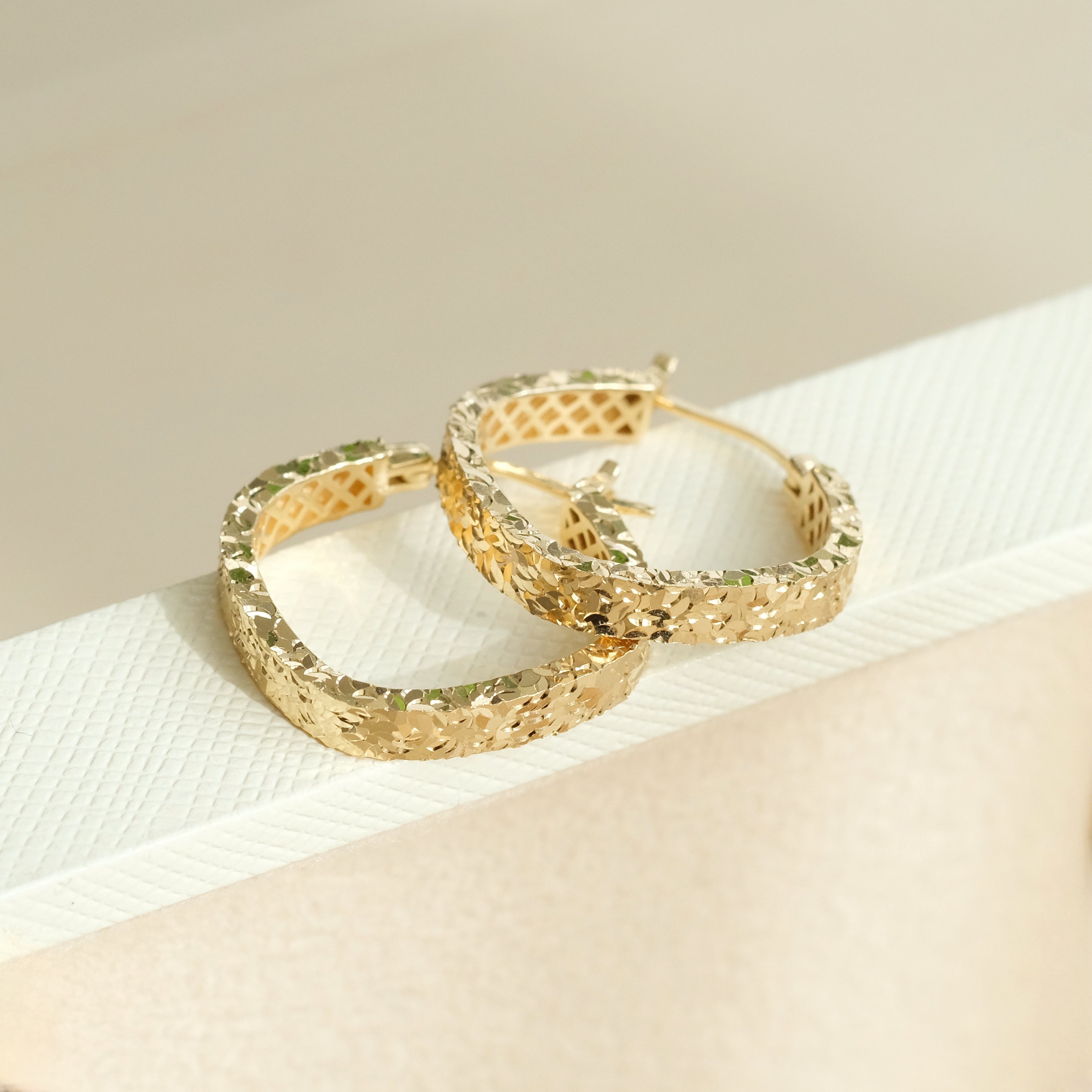 Square Faceted Hoops