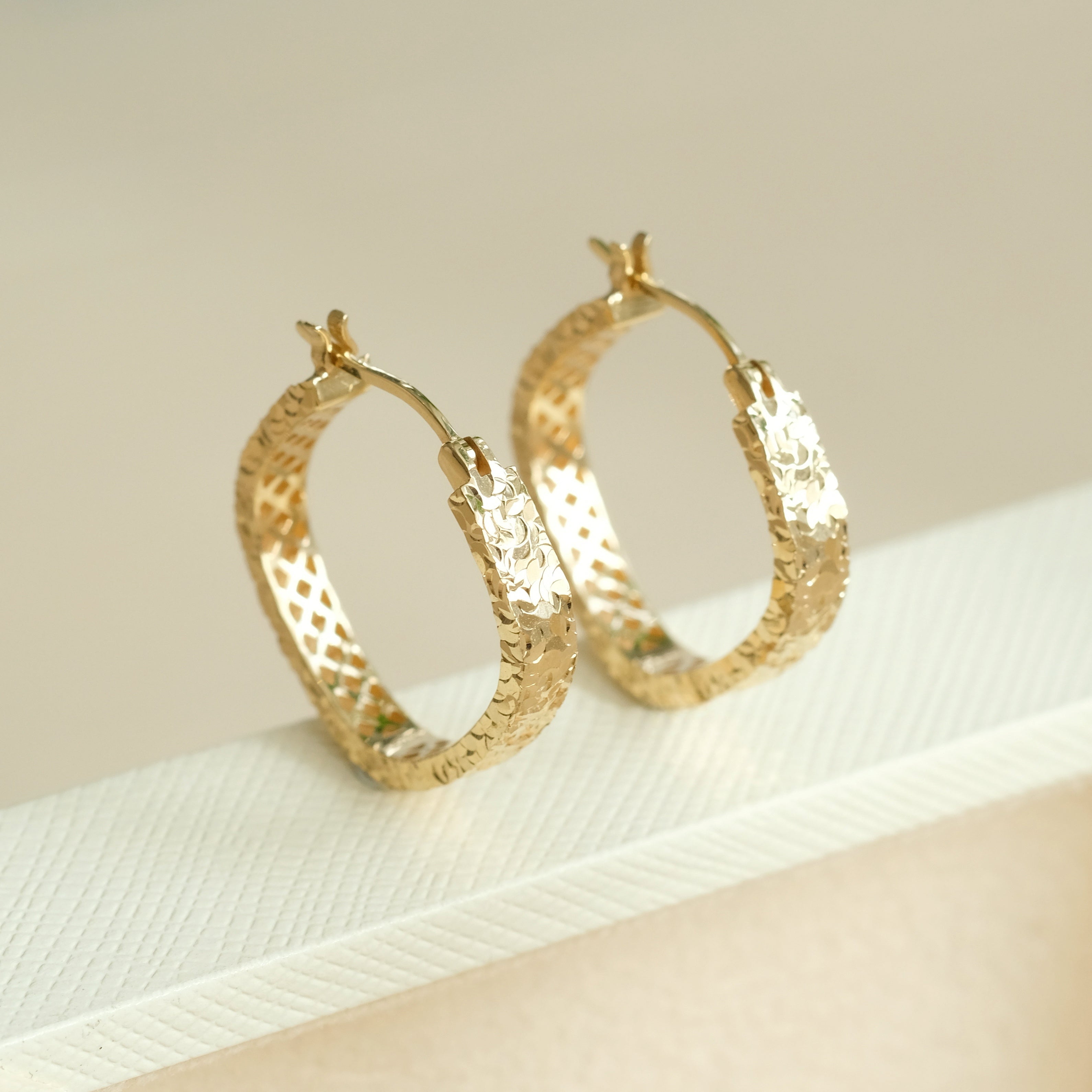 Square Faceted Hoops