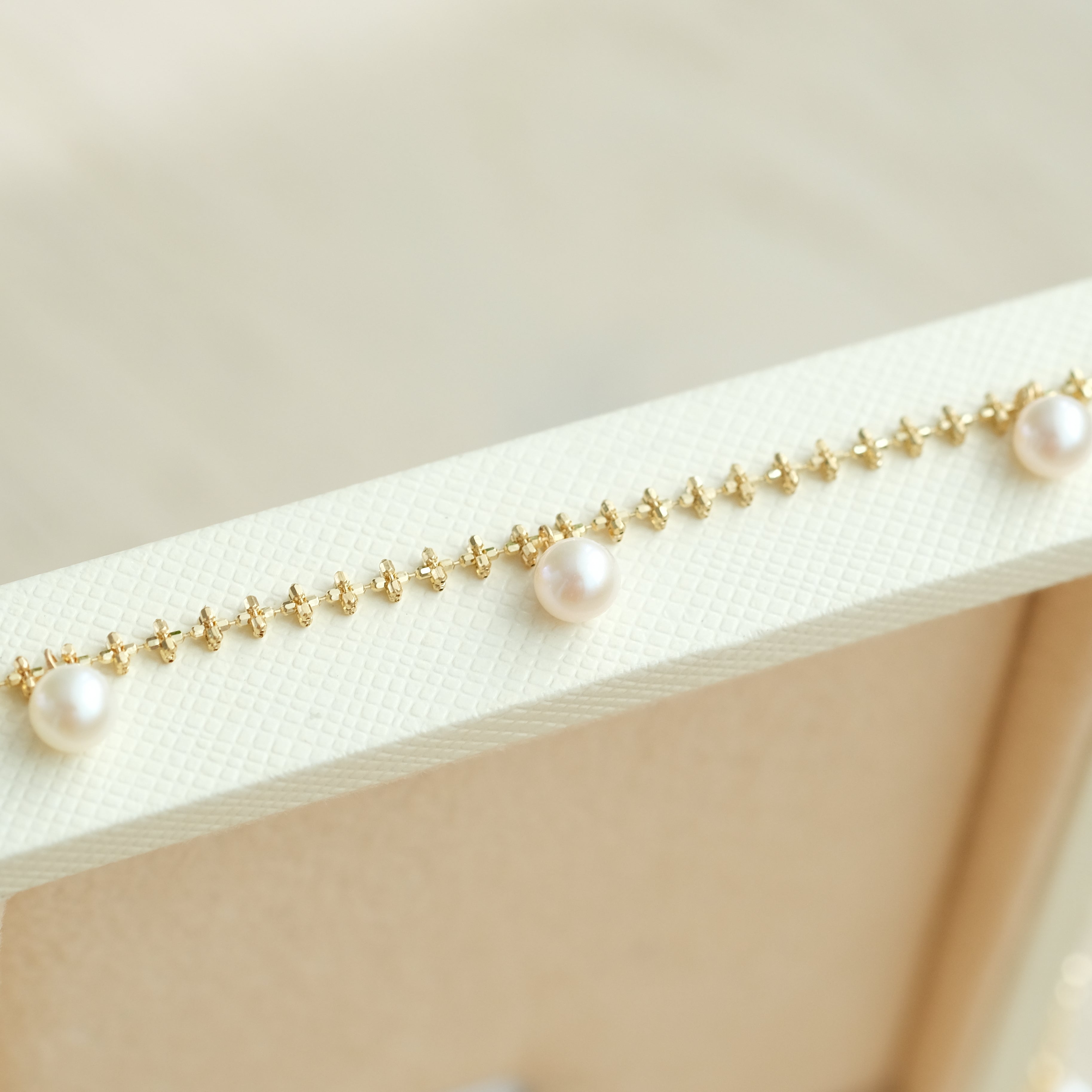 Dangling Pearl Necklace