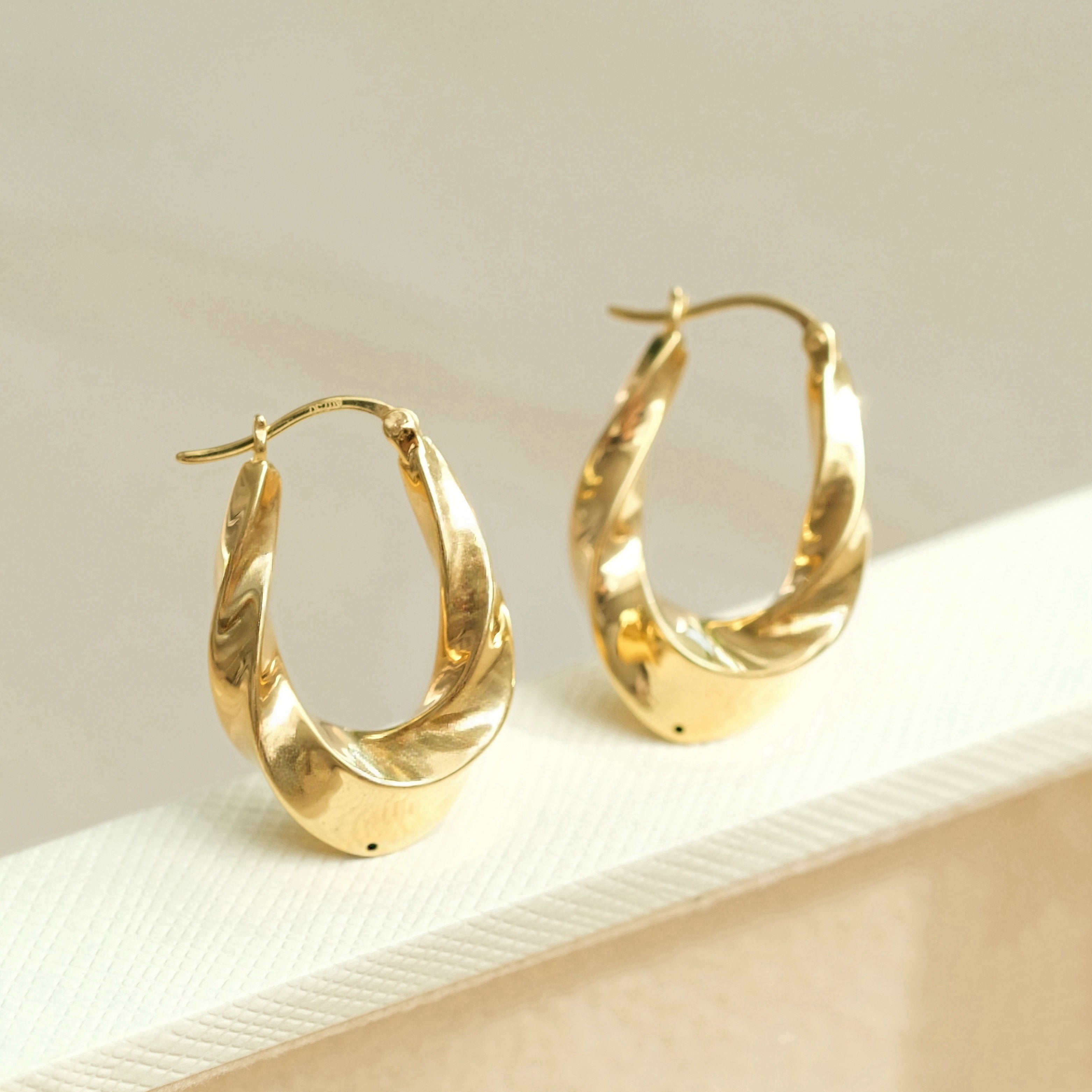 Tapered Twist Hoop