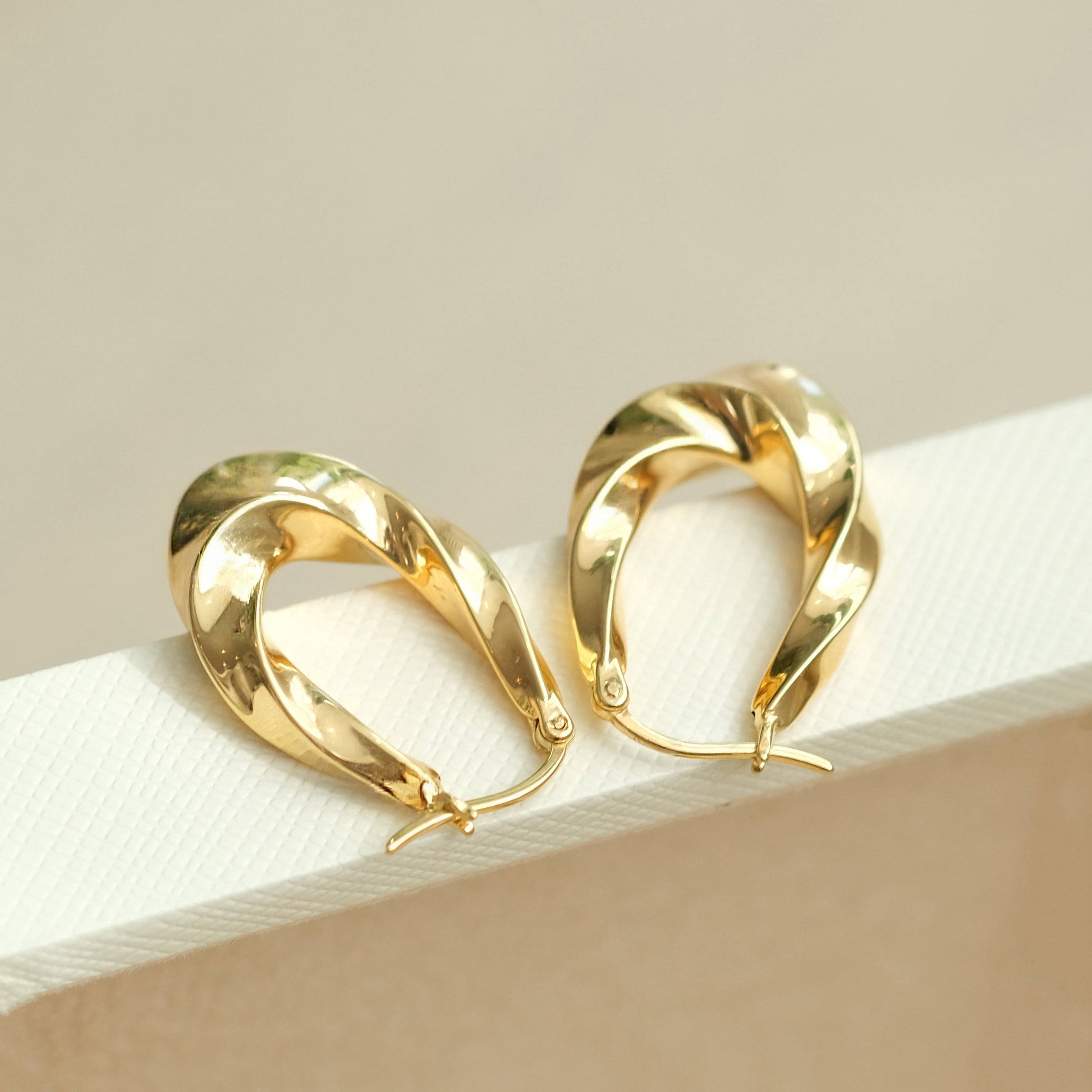 Tapered Twist Hoop