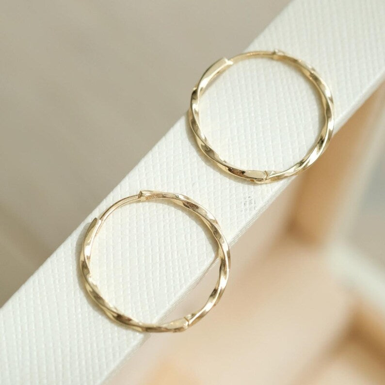 Classic Twist Hoop